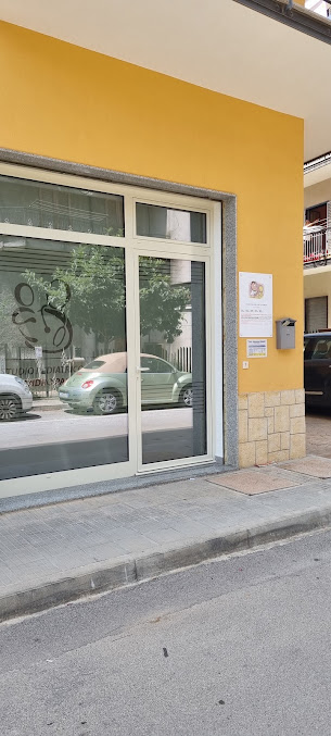 Ingresso dello studio di Rocca di Capri Leone: facciata gialla e porta a vetri